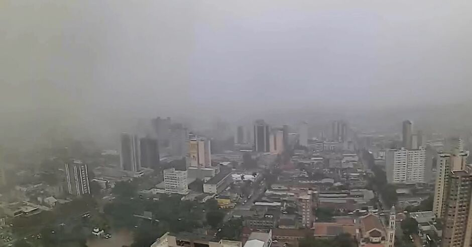 Cidade praticamente some com chuvarada
