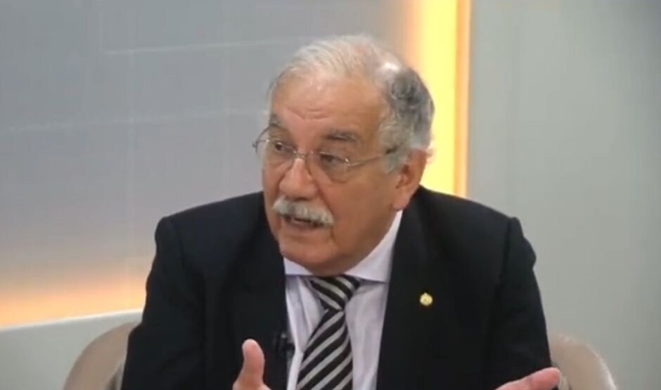 Deputado em entrevista pela manhã