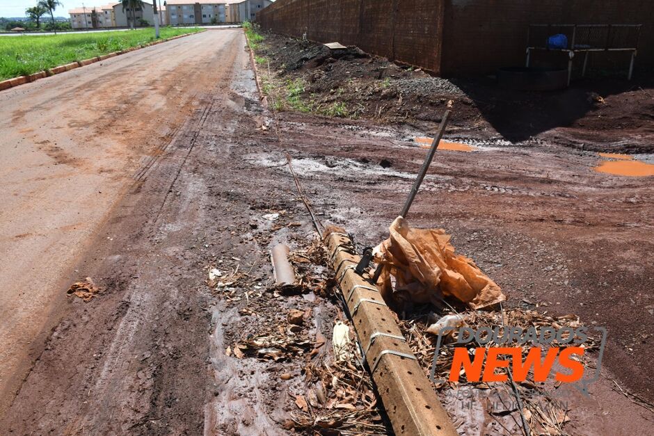 Poste está no cruzamento de ruas 