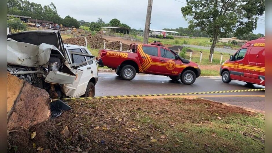 A parte da frente do veículo ficou totalmente destruída 