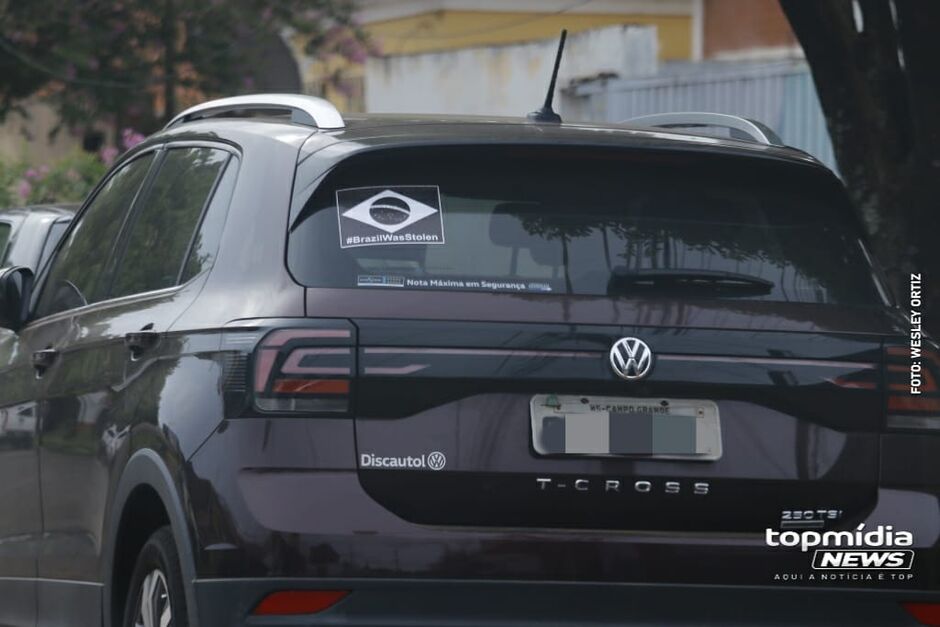 Adesivo tem sido visto frequentemente em carros