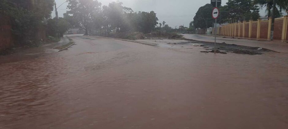 Bairro Nova Campo Grande ficou alagado após chuvas