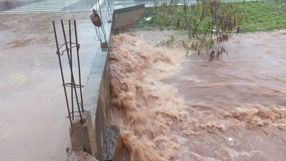 Córrego Anhanduí transbordou por conta do volume da chuva