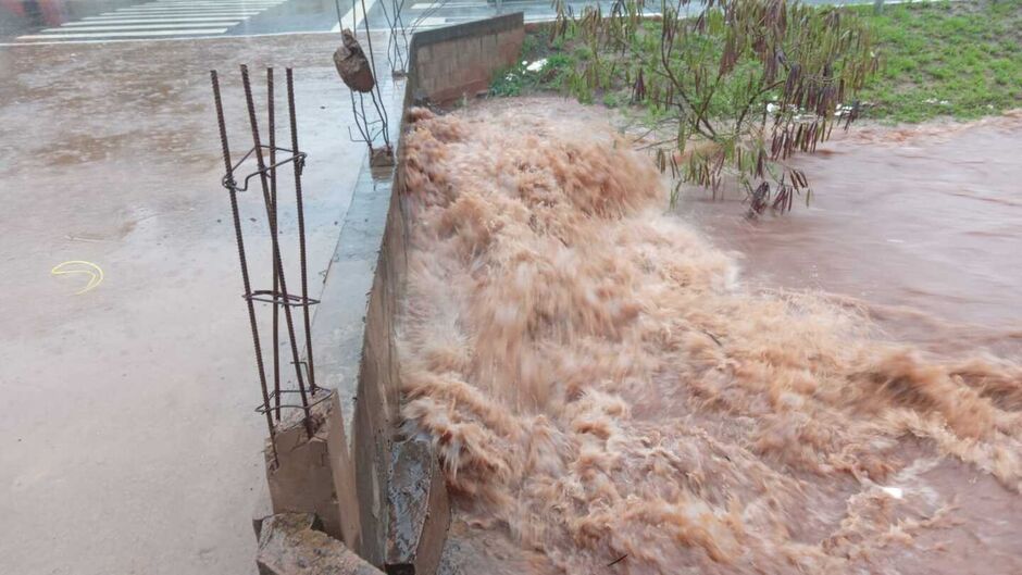 Córrego Anhanduí transbordou por conta do volume da chuva