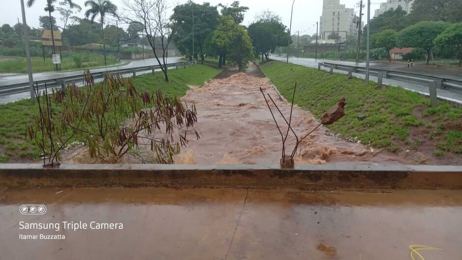 Córrego Anhanduí transbordou por conta do volume da chuva