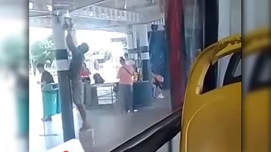 Rapaz aparece puxando o fio em filmagem