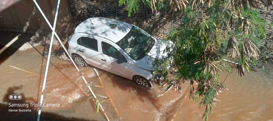 Carro foi parar dentro do córrego após o acidente