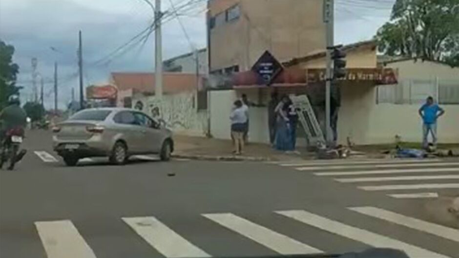 Motociclista ficou caído na pista