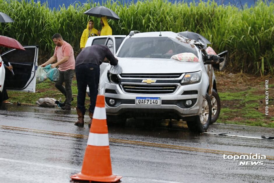 Caminhonete capotou algumas vezes