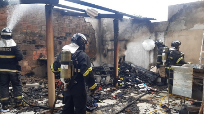 O Corpo de Bombeiros foi acionado para conter as chamas que começaram na fiação