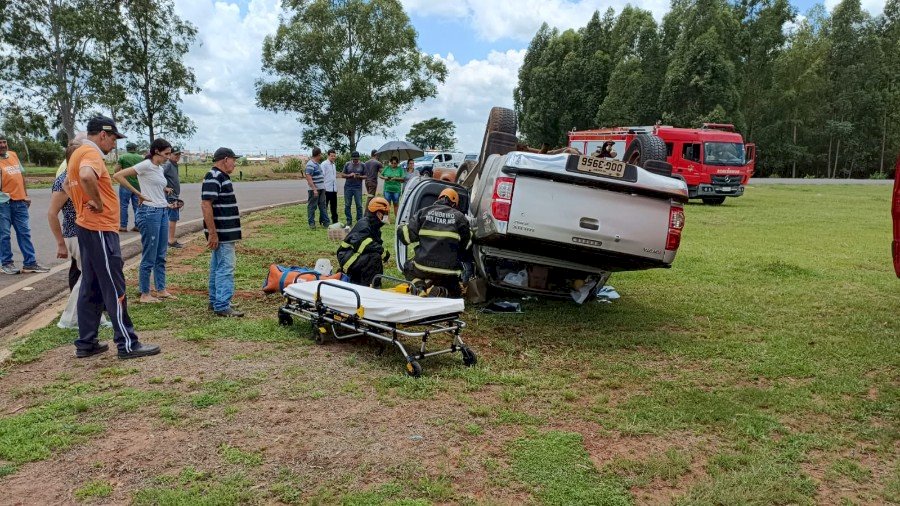 Caminhonete ficou com as quatro rodas para cima