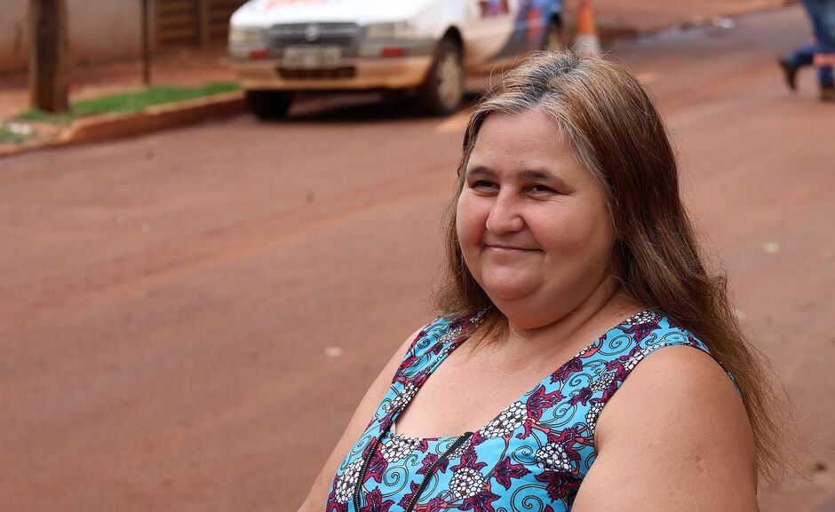 Moradora Maria Cícera Pires comemora o asfalto no bairro