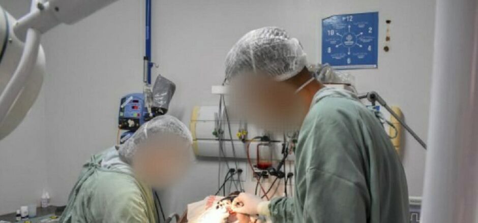 Bebê está sedado e respira por aparelhos 
