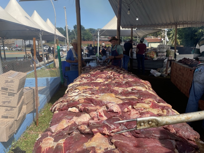 Churrascada de graça está sendo preparada em Inocência