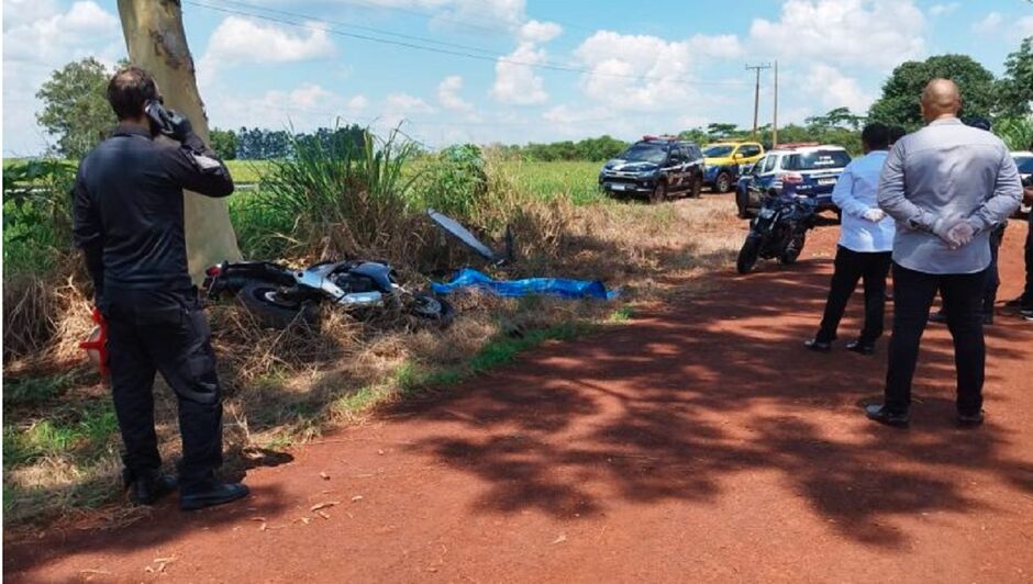 Militar morreu ao passar reto em curva e bater em árvore