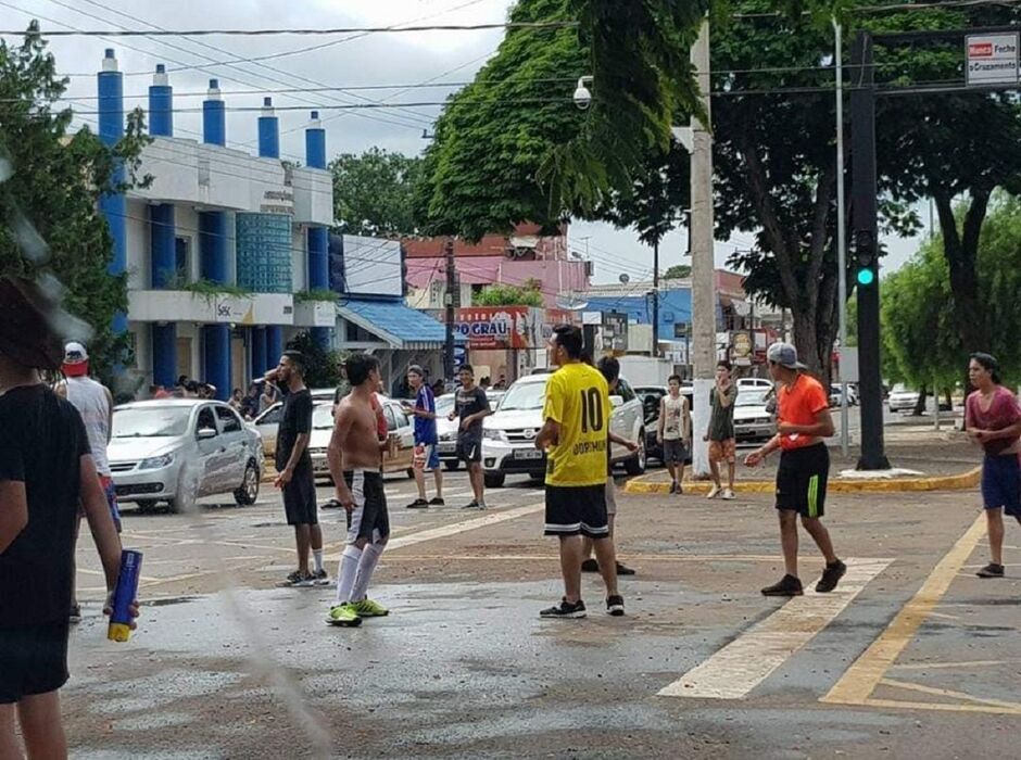 Guerra de água anima foliões na fronteira 