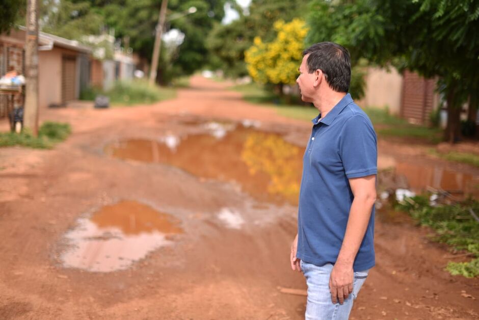 Morador acusa vereador de fazer cortesia com chapéu alheio