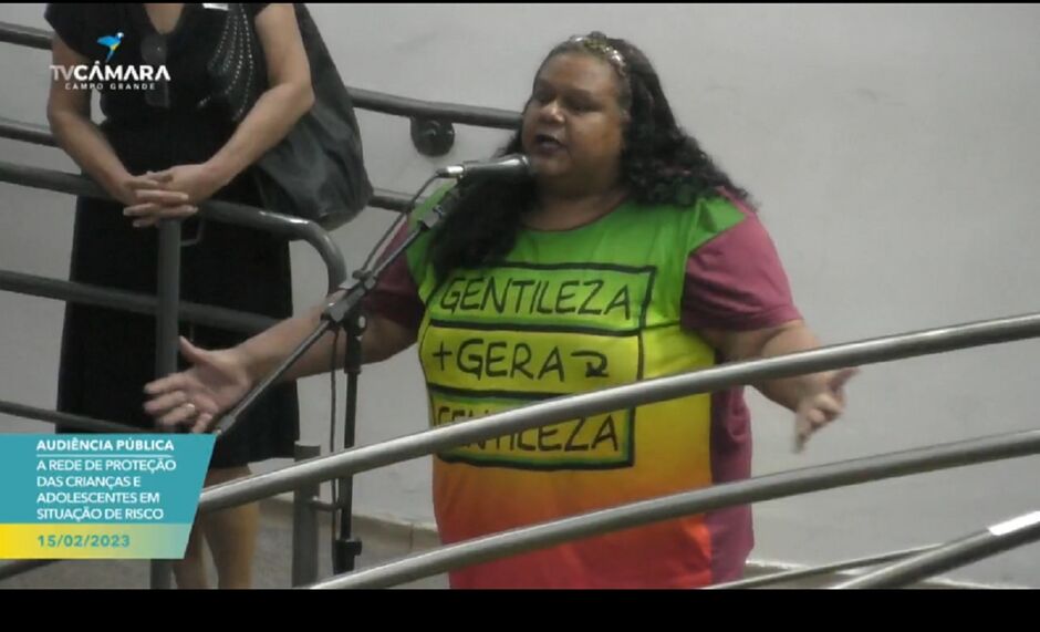 Professora se manifestou durante audiência pública