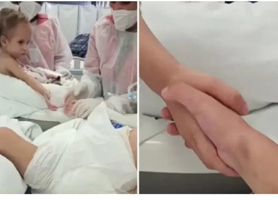 Siamesas pegam na mão pela primeira vez