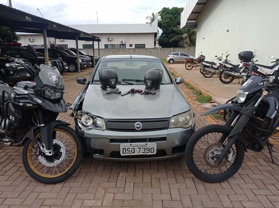 Carro e armas apreendias 