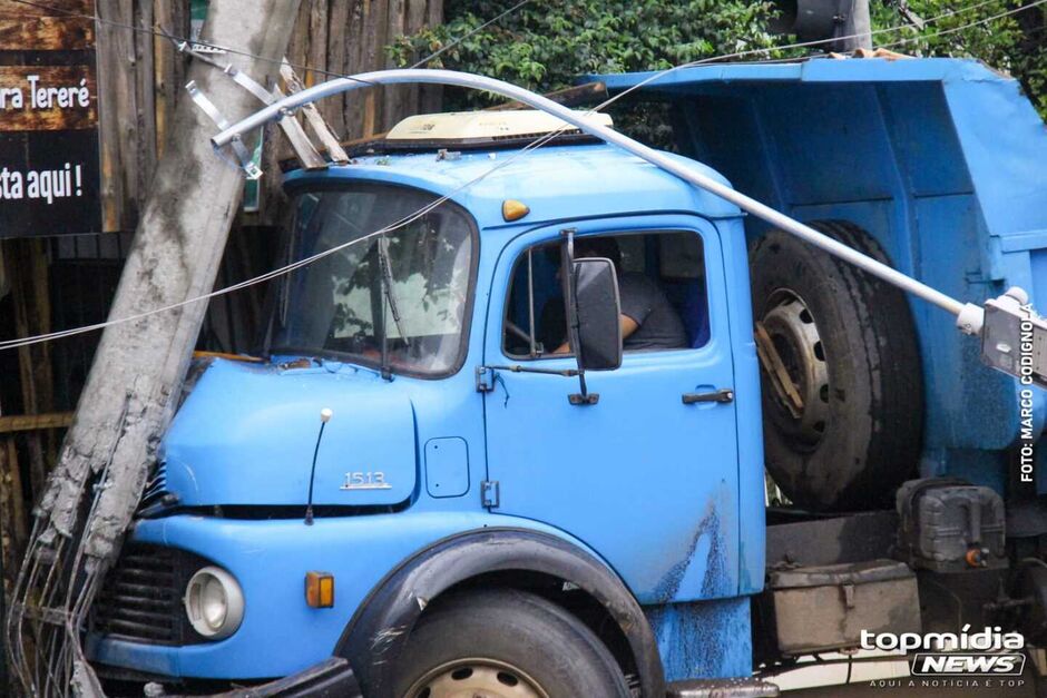 Caminhoneiro ficou preso no veículo até a Energisa chegar