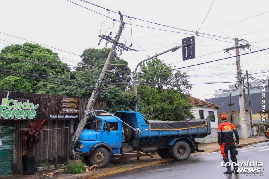 Caminhoneiro ficou preso no veículo até a Energisa chegar