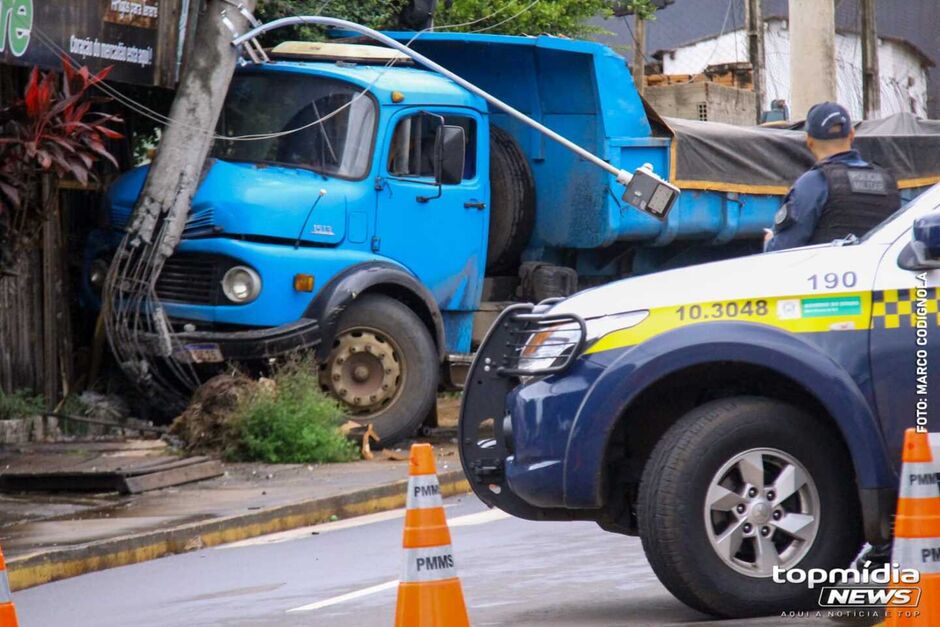 Caminhoneiro ficou preso no veículo até a Energisa chegar