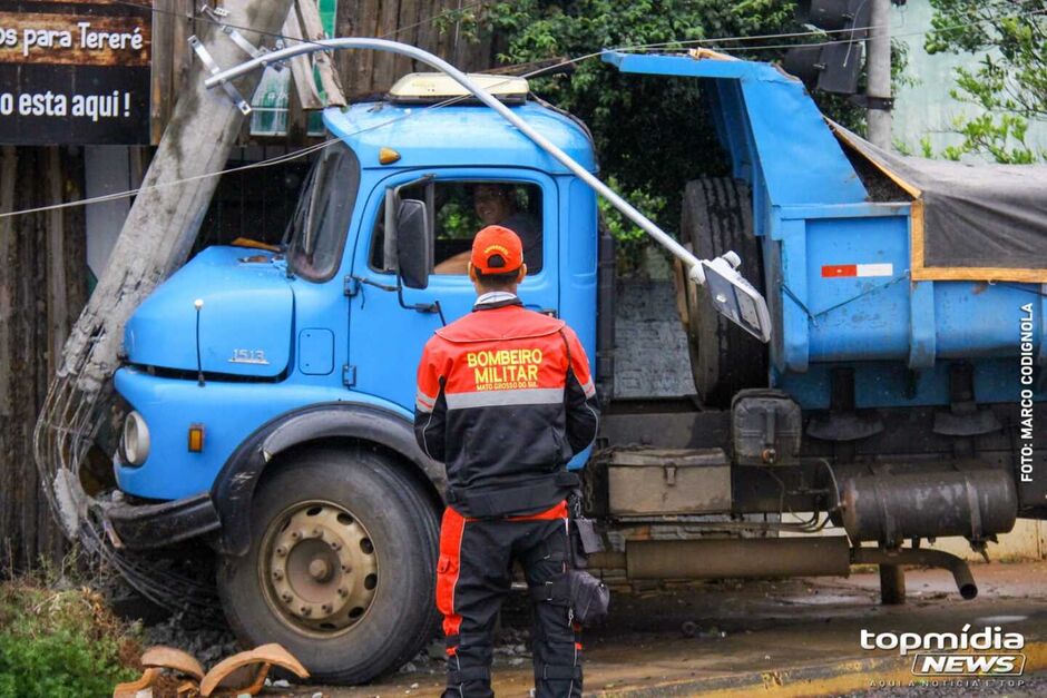 Caminhoneiro ficou preso no veículo até a Energisa chegar
