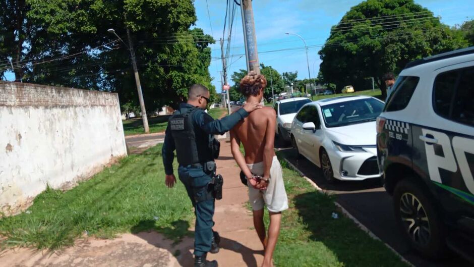 O suspeito foi levado para a Delegacia de Polícia Civil 