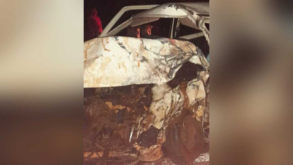 Fiat Uno ficou com a frente completamente destruída após o acidente