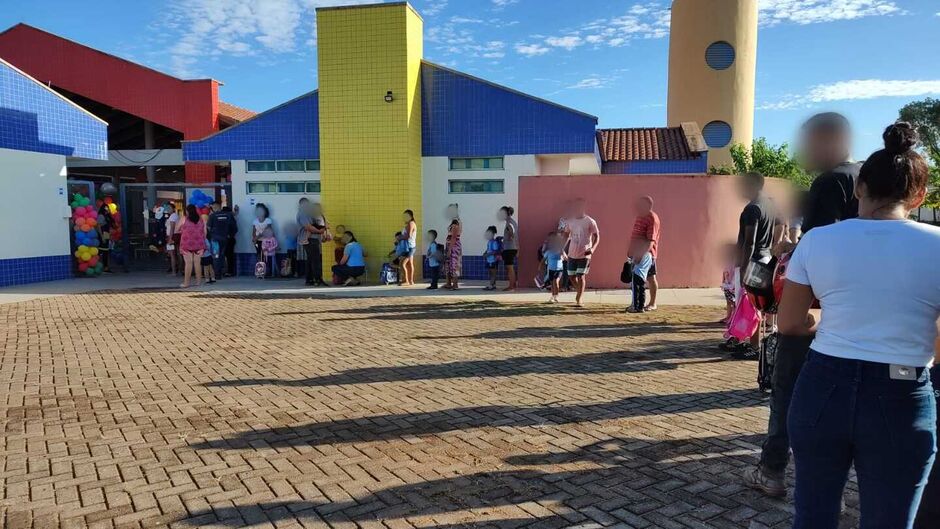 Longas filas e no sol geram reclamação dos pais