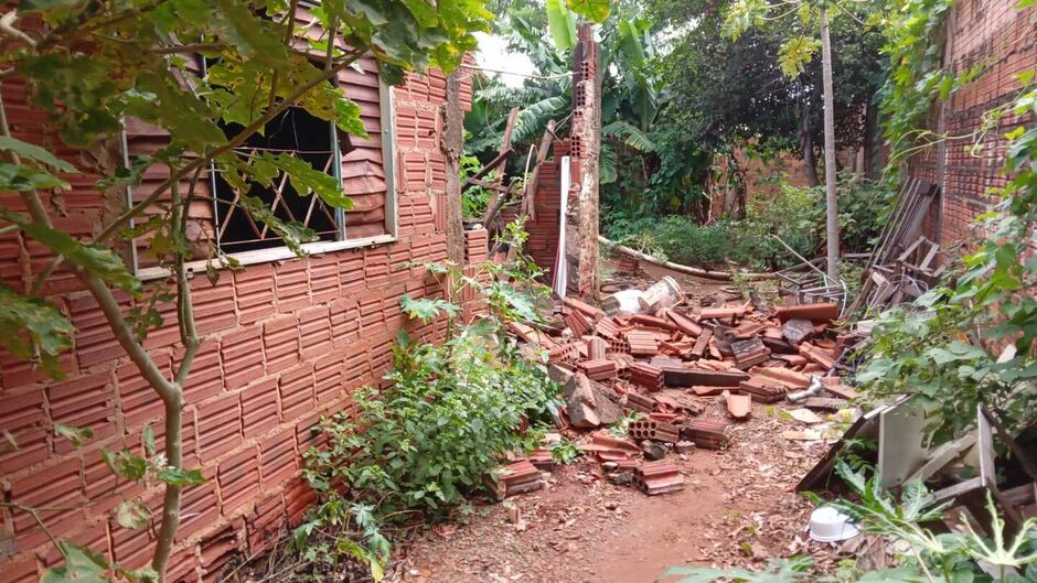 Casa estava comprometida e com as chuvas, piorou a situação
