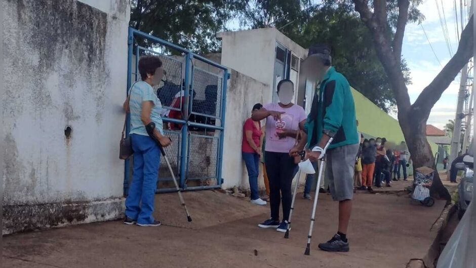 Idosos e deficientes aguardaram atendimento até saber da greve