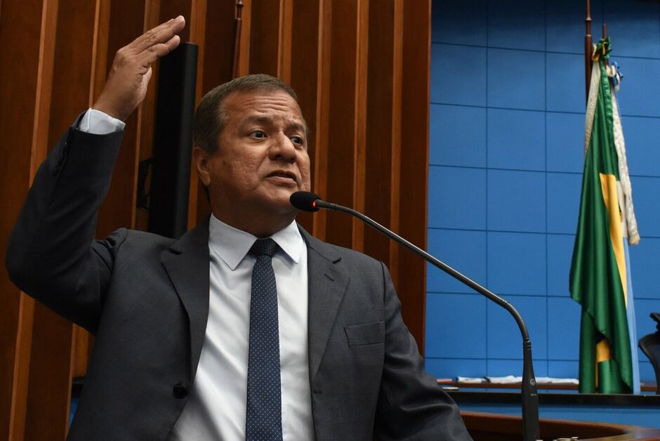 Deputado continua internado