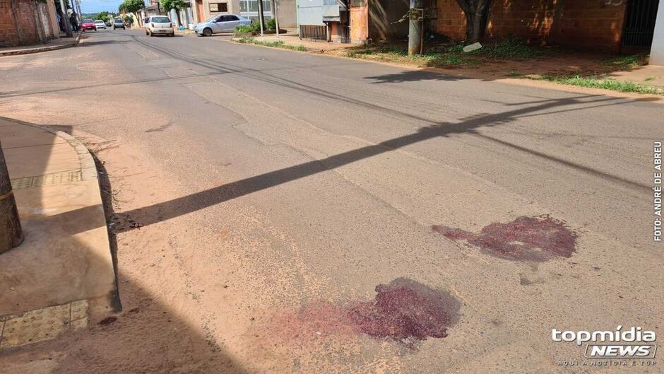 Marcas de sangue ficaram no asfalto