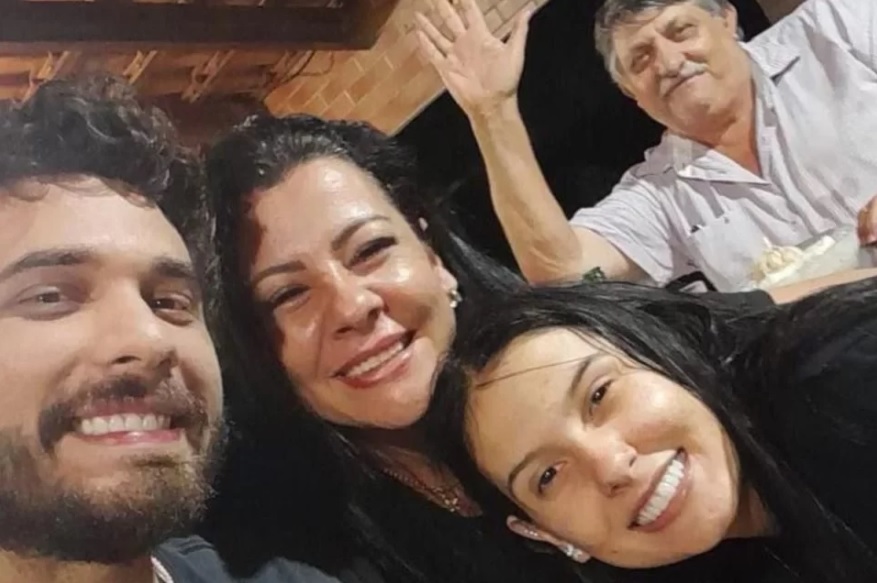 Ana Castela ao lado de familiares e dele, Gustavo Mioto