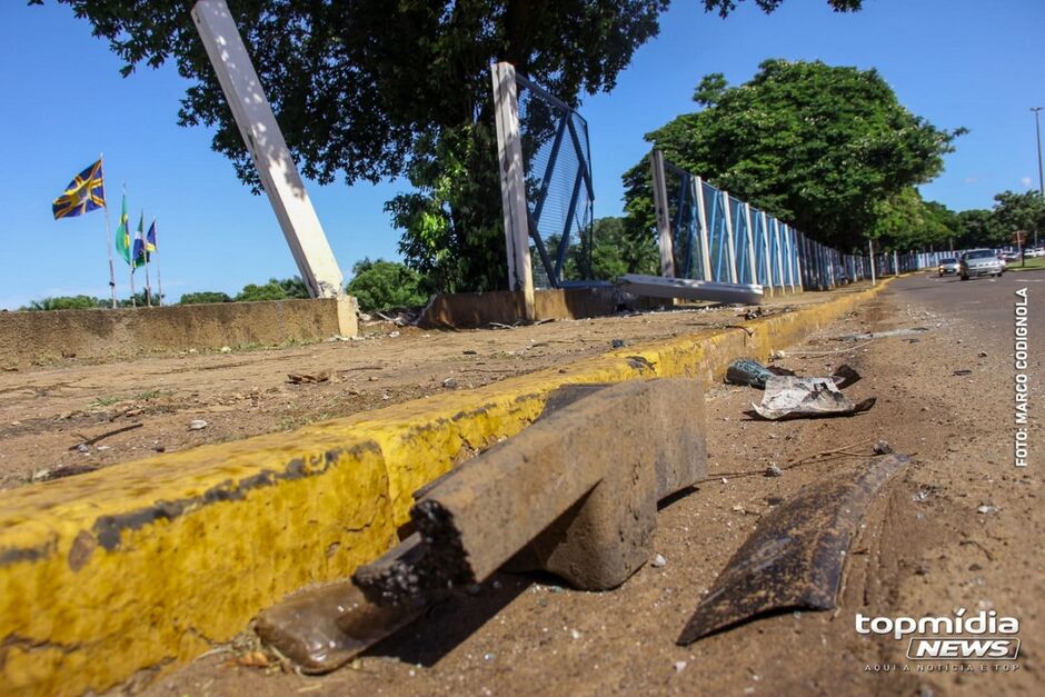 Carro se desmanchou em frente à UFMS 