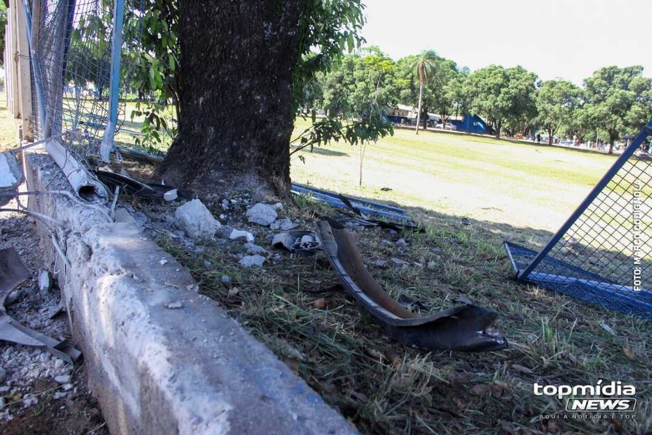 Carro se desmanchou em frente à UFMS 