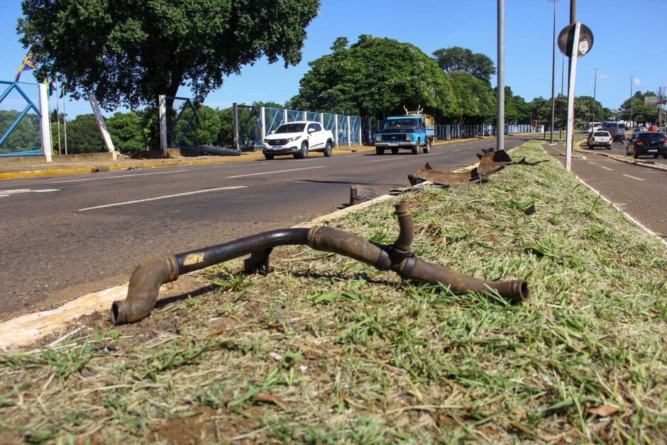 Carro se desmanchou em frente à UFMS 