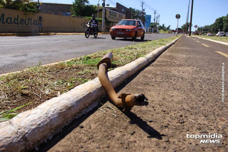 Carro se desmanchou em frente à UFMS 