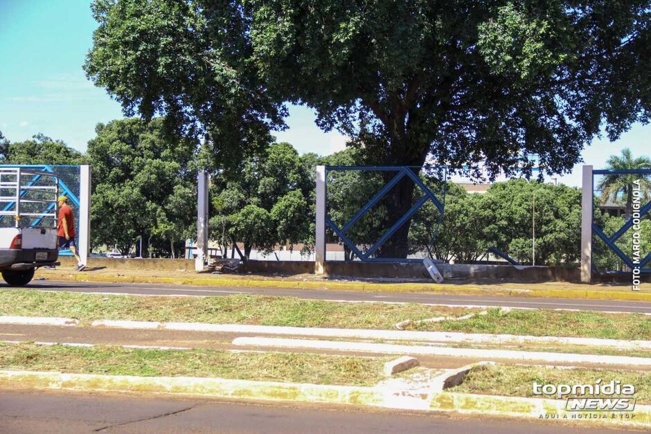 Carro se desmanchou em frente à UFMS 