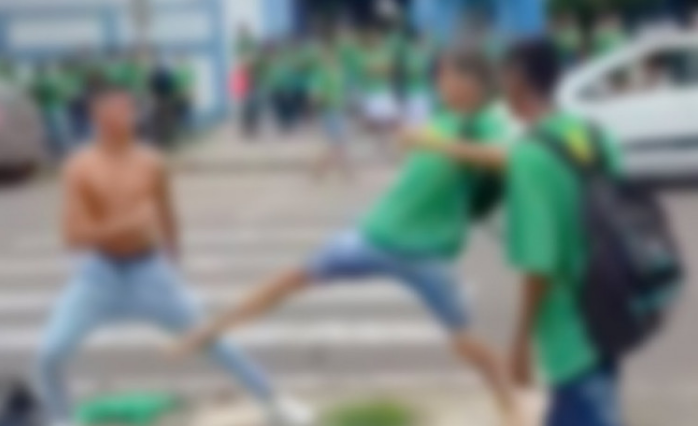 Meninos se agredindo na porta da escola