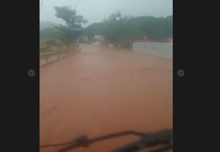 Alagamento fez pista de rotatória sumir na Costa e Silva 