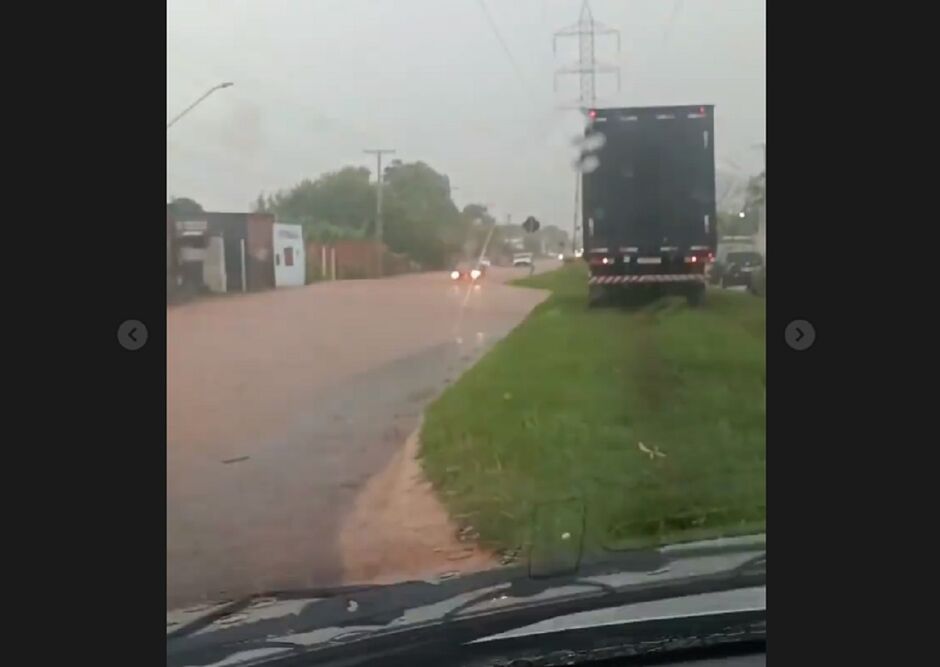 Chuva parou tráfego na Guaicurus 