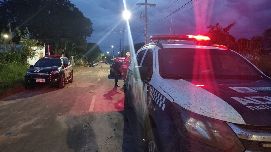 Polícia Civil esteve na rua Alberto da Veiga realizando os trabalhos