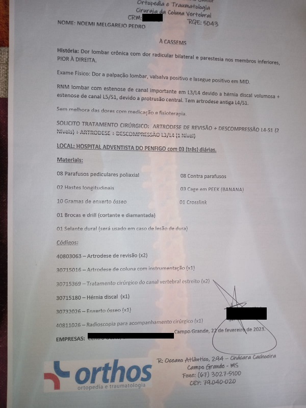Paciente sofre com dores na coluna 