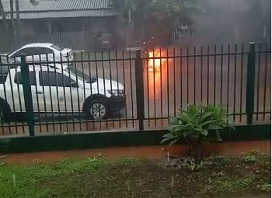 Moto ficou em chamas, mas ninguém ficou ferido 