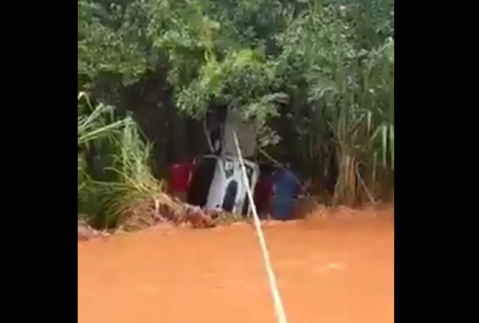 Mulher foi resgatada de dentro de córrego 