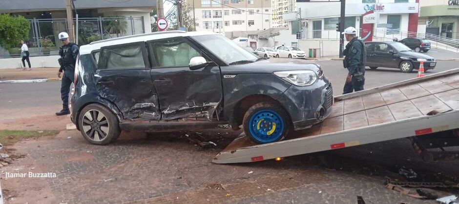 Carro ficou destruído