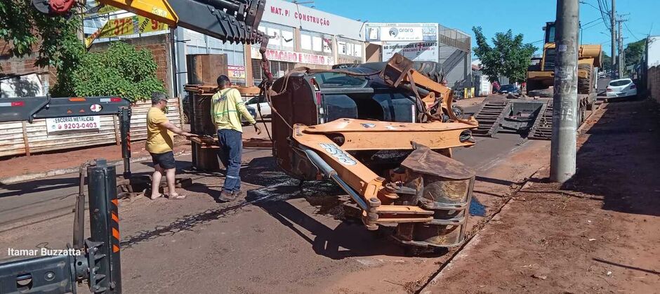 Máquina caiu no meio da pista e por um milagre não atingiu nenhum motorista